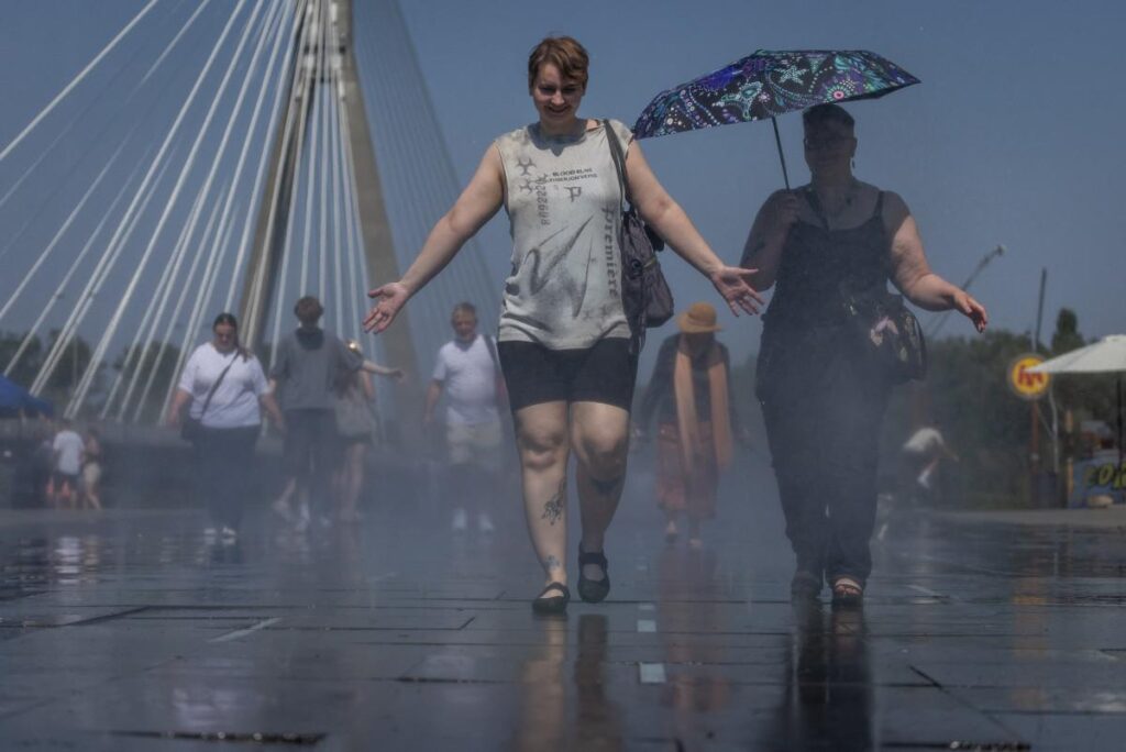 Caldo record in Europa, l’ondata si sposta a Est: Budapest verso i 40°C, allerta in 7 Paesi