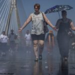 Caldo record in Europa, l’ondata si sposta a Est: Budapest verso i 40°C, allerta in 7 Paesi