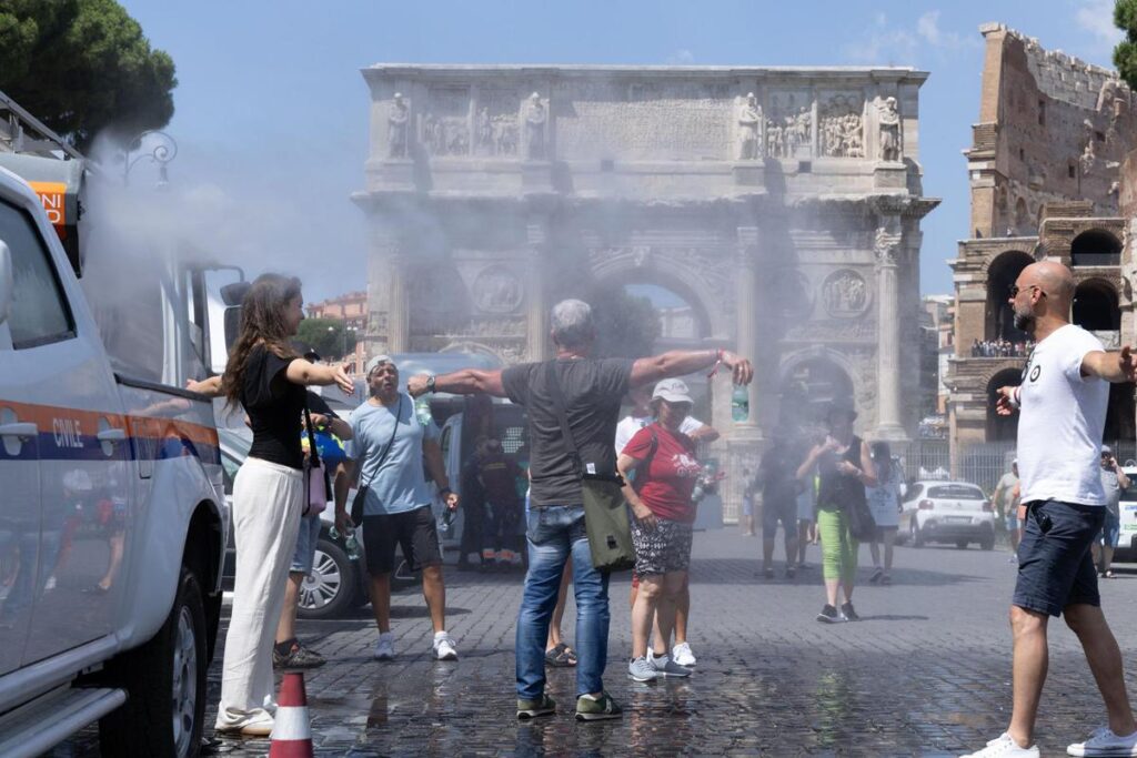 Caldo record, oggi 25 città in allerta rossa. L’allarme: 10mila morti in Europa tra giugno e luglio