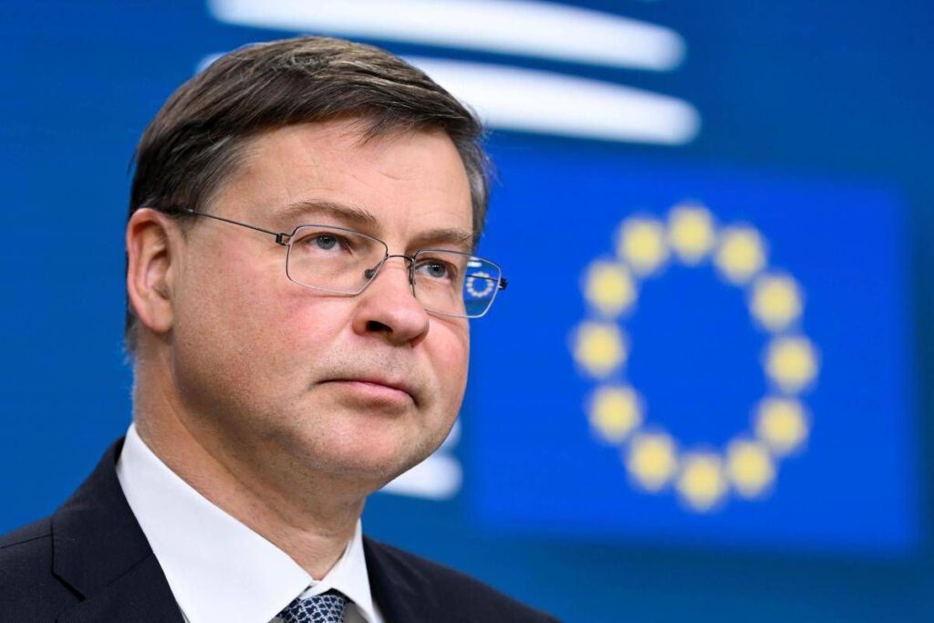 Caro energia, da Ue flessibilità fino a 0,3% annuo per 3 anni. Dombrovskis: “No per sconto accise”