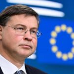 Caro energia, da Ue flessibilità fino a 0,3% annuo per 3 anni. Dombrovskis: “No per sconto accise”