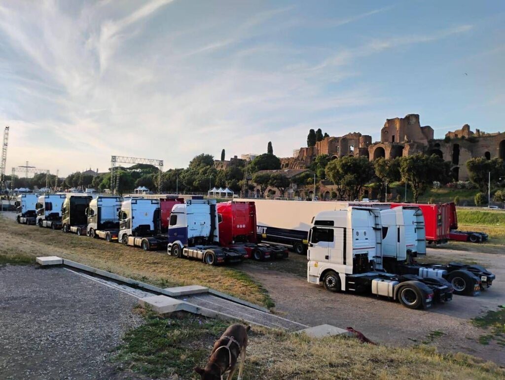 Circo Massimo invaso dai tir per il concerto di Cremonini: l’area archeologica trasformata in un gigantesco parcheggio