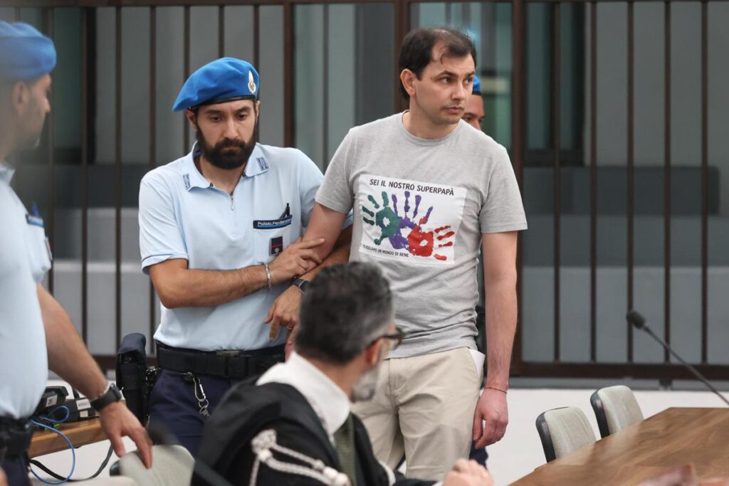 Femminicidi escort, Frumuzache condannato all’ergastolo. Lui in aula con la maglietta dei figli: “Sei il nostro superpapà”