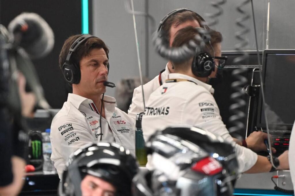 Formula 1, Wolff: “Arrabbiato per ritiro Antonelli, Hamilton è rivale per titolo”