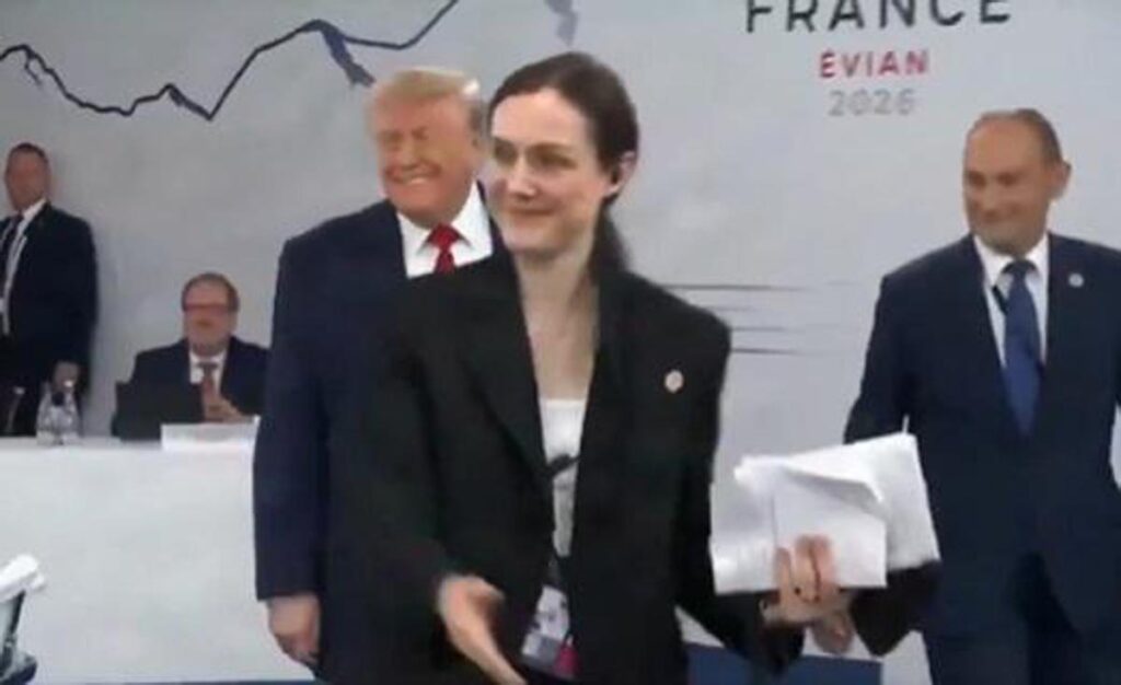 G7, Trump arriva per ultimo alla riunione dei leader: “Sono il boss”