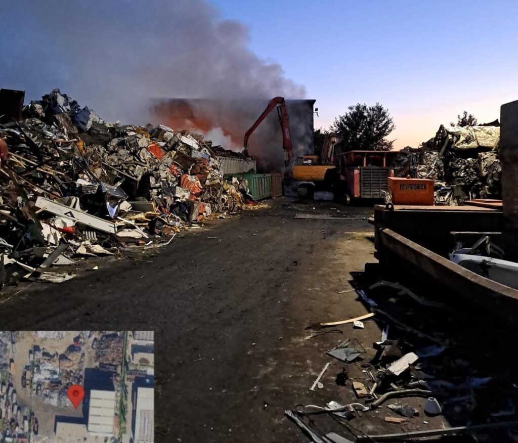 Incendio a Livorno, fiamme in una ditta di stoccaggio di rifiuti: “Chiudete porte e finestre”
