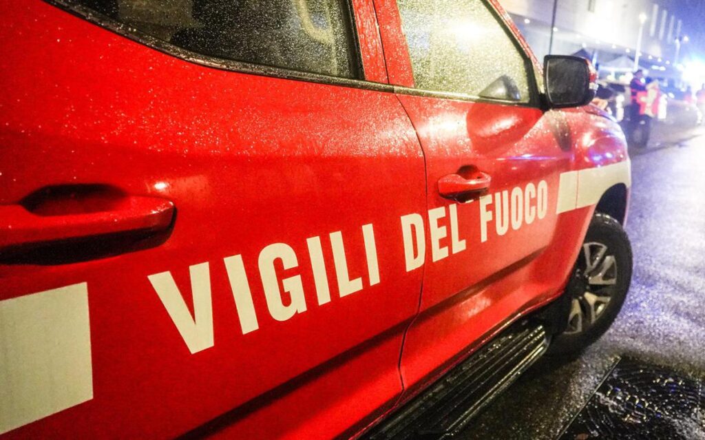 Incendio in appartamento a Mantova, 54enne muore carbonizzato