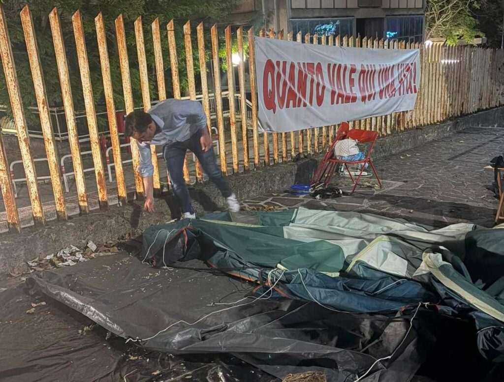 Isernia, dopo 167 notti all’addiaccio per difendere l’ospedale il sindaco toglie la tenda