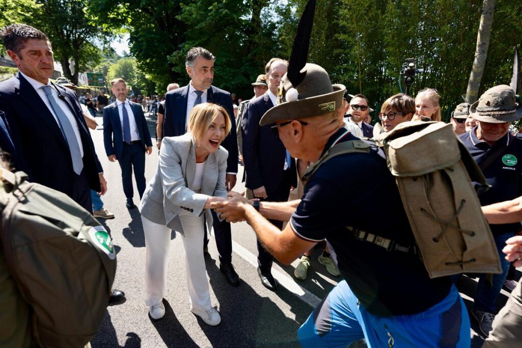 Italia-Usa, governo ‘smorza’ polemica con Trump. Meloni dagli Alpini: “Un po’ di sano orgoglio nazionale”