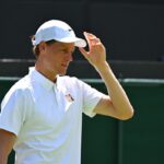 L’esordio di Sinner a Wimbledon, l’analisi del medico-fisiatra: “L’erba aumenta cadute e infortuni”