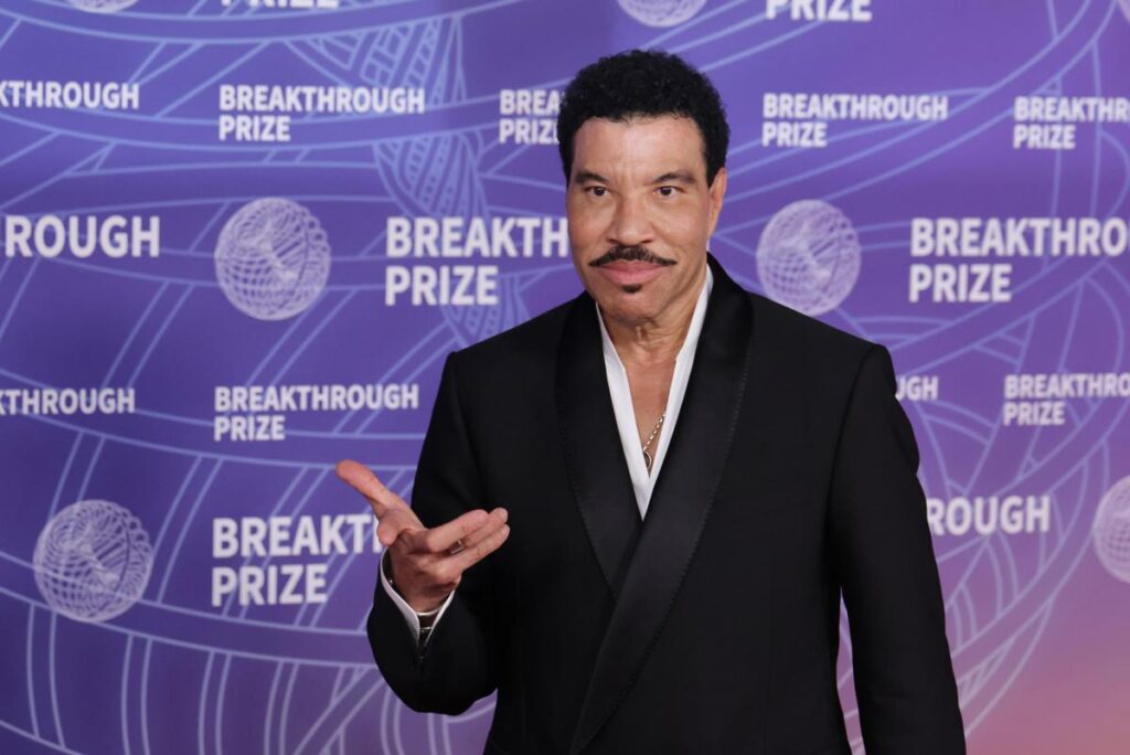 Lionel Richie ferma il concerto per un malore: “Non era in condizioni di continuare”