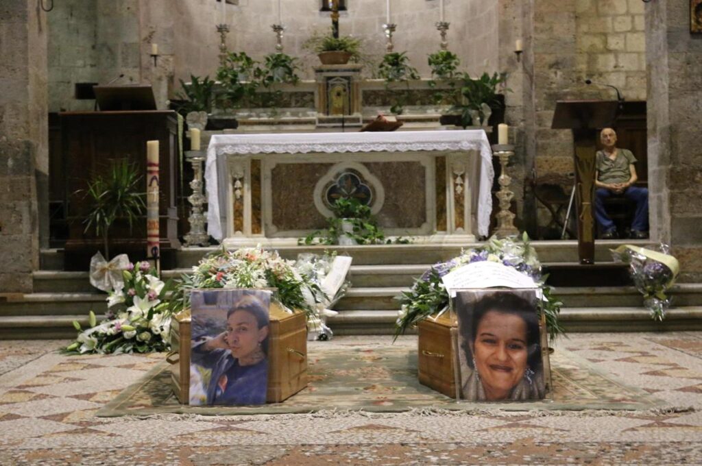 L’ultimo saluto a madre e figlio uccisi a fucilate, Camaiore si stringe nel dolore
