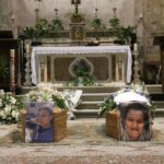 L’ultimo saluto a madre e figlio uccisi a fucilate, Camaiore si stringe nel dolore