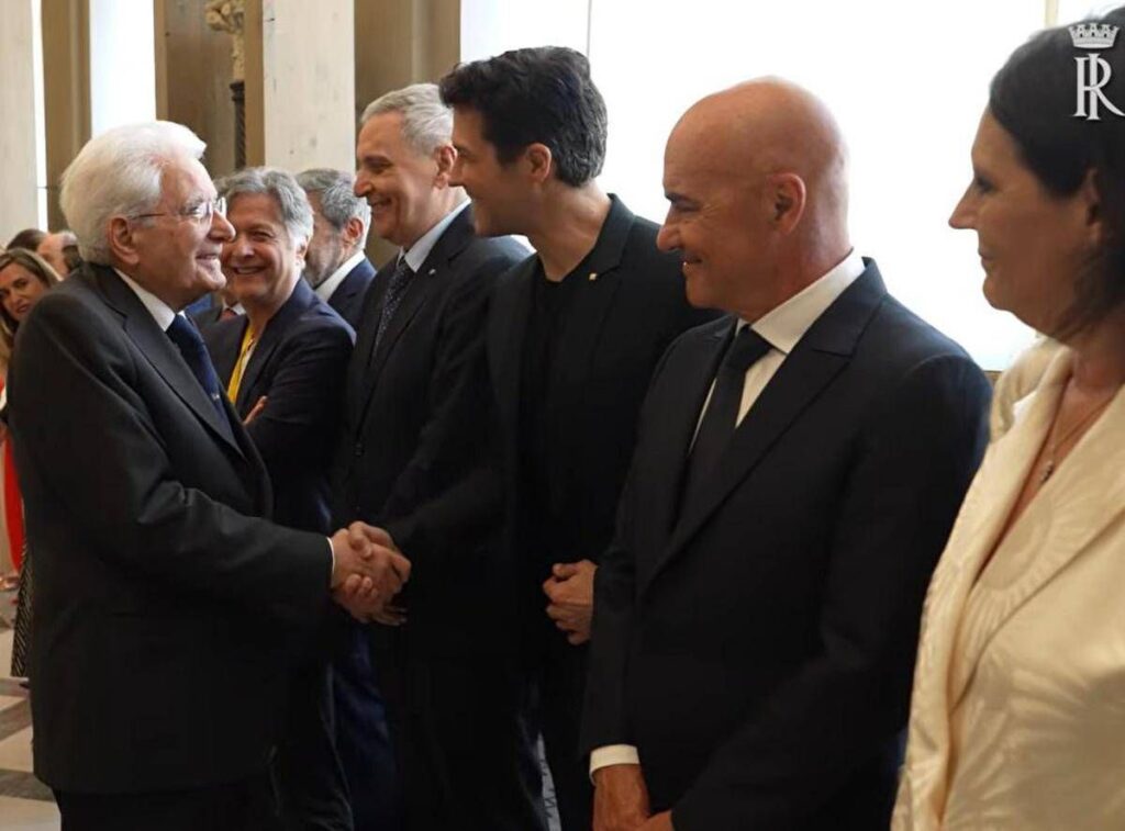 Mattarella saluta artisti e sportivi coinvolti nello spettacolo per gli 80 anni della Repubblica