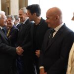 Mattarella saluta artisti e sportivi coinvolti nello spettacolo per gli 80 anni della Repubblica