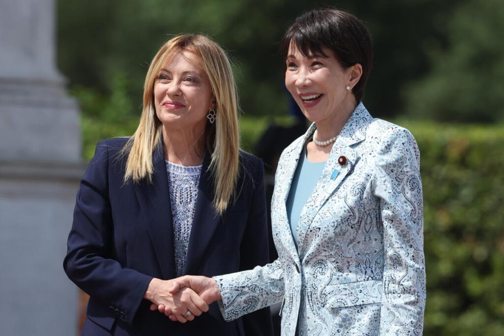 Meloni accoglie premier giapponese a Roma: l’abbraccio con Sanae Takaichi