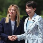 Meloni accoglie premier giapponese a Roma: l’abbraccio con Sanae Takaichi