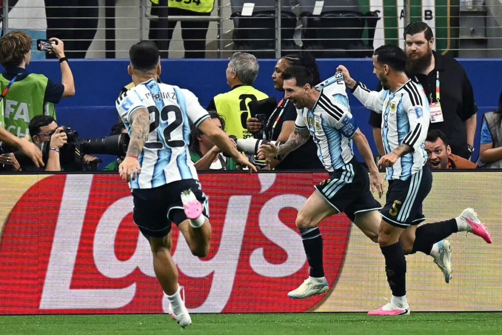 Messi segna, Schmeichel critica l’arbitro: “Gol andava annullato”