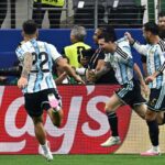 Messi segna, esulta con giornalista e lo commuove: “È la foto della mia vita”
