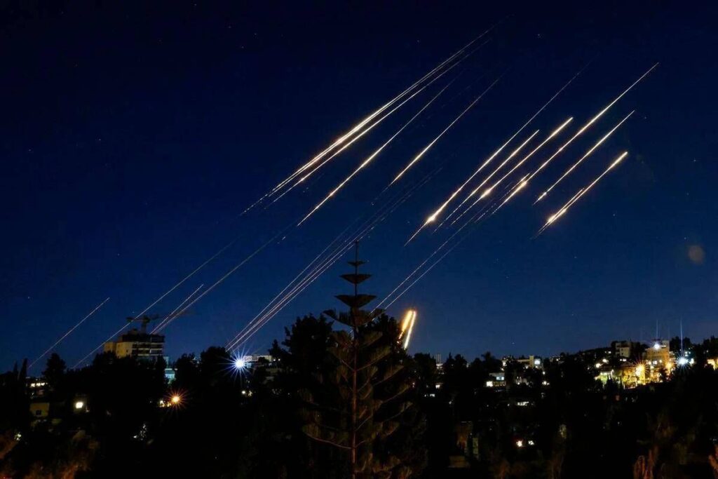 Missili iraniani su Israele, primo attacco dopo tregua. Trump: “Fermatevi”. Forze Usa in allerta