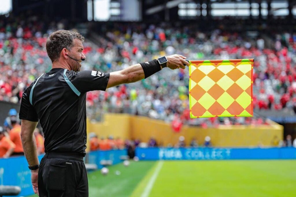 Mondiali, la Fifa rivoluziona il fuorigioco: niente più bandierine ‘in ritardo’