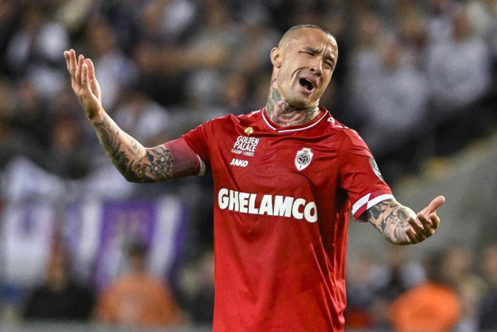 Nainggolan ancora nei guai: guida senza patente, passa con il rosso e sfiora una pattuglia della polizia