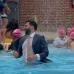 New York apre le piscine, il sindaco Mamdani si tuffa in giacca e cravatta