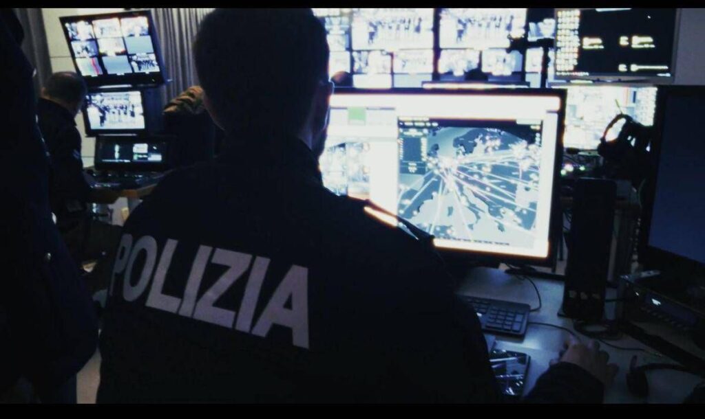 Nonno filma violenze su nipotini e le scambia sul dark web, chiesti 16 anni per un 84enne