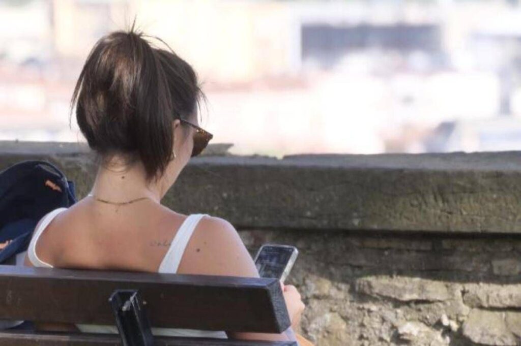 Oltre 270mila euro incassati su OnlyFans, ma percepiva Naspi: denunciata influencer