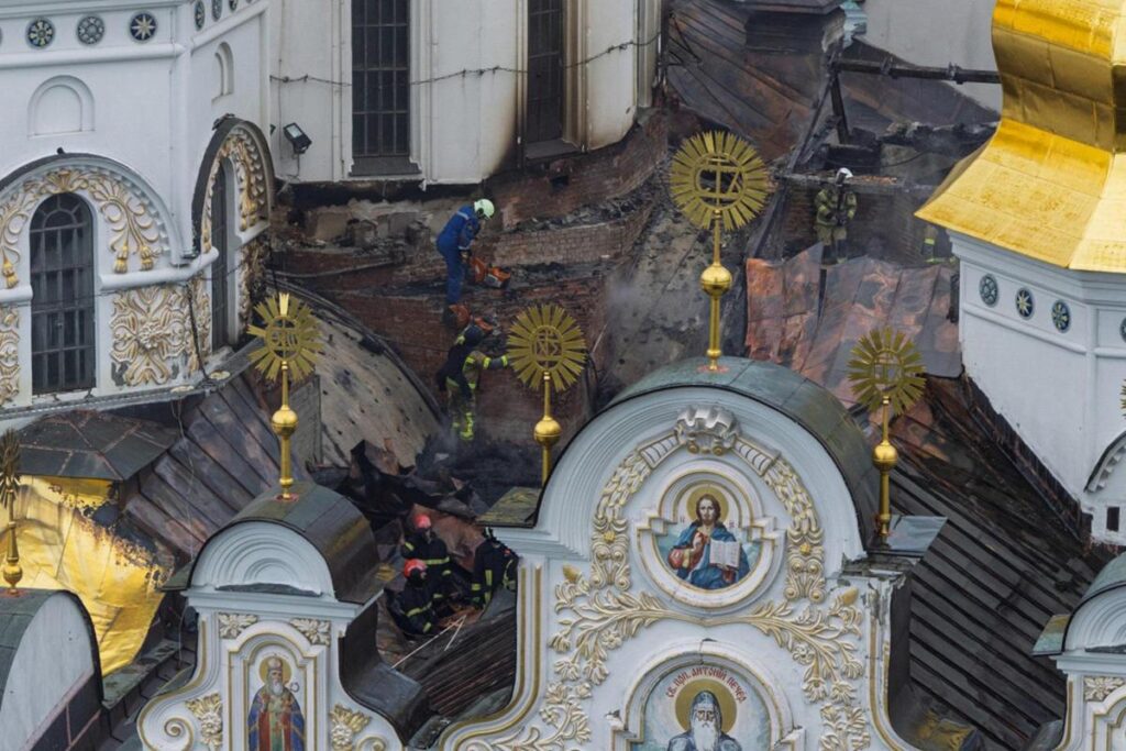 Ondata di raid russi sull’Ucraina, 9 morti e gravi danni a monastero patrimonio Unesco
