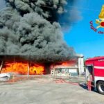 Pisa, in fiamme un capannone industriale: maxi incendio a Vicopisano