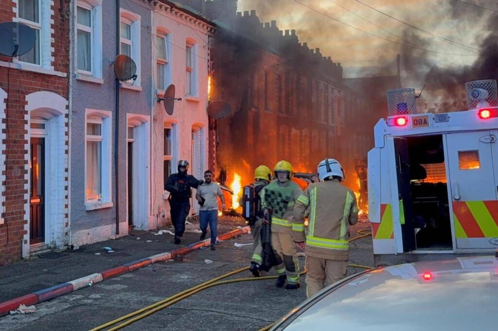 Proteste a Belfast, Elon Musk e Reform Uk cavalcano i ‘riot’: cosa sta succedendo