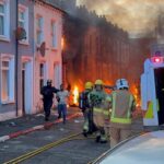 Proteste a Belfast, Elon Musk e Reform Uk cavalcano i ‘riot’: cosa sta succedendo