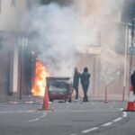 Proteste anti-migranti a Belfast, disordini e case bruciate nella notte