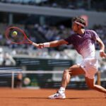 Roland Garros, paura per raccattapalle: Svajda lo colpisce, cos’è successo