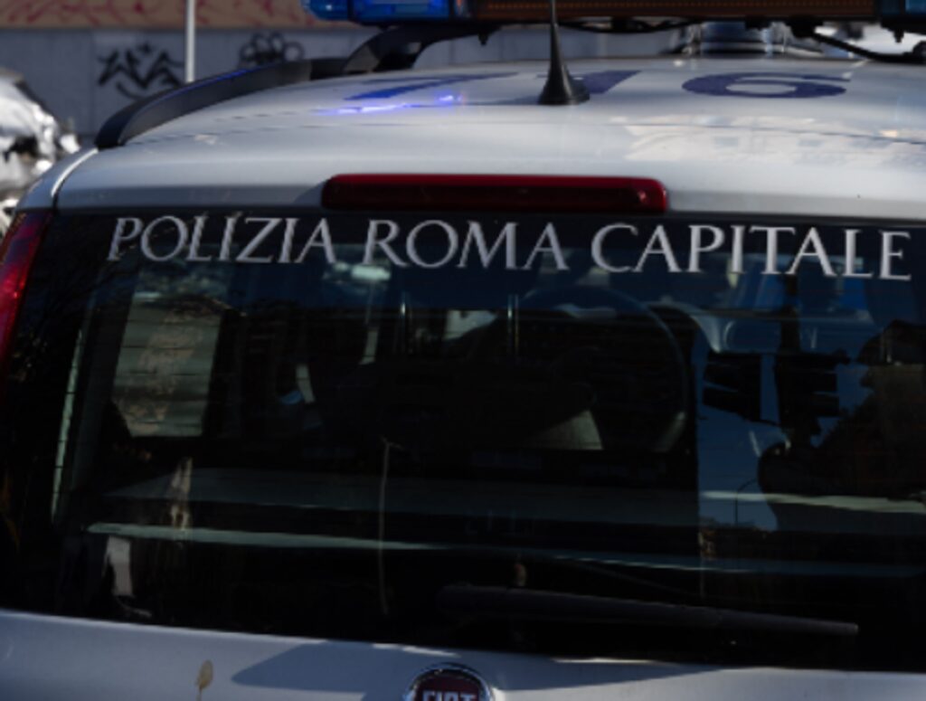 Roma, scontro tra auto e moto: muore sul colpo un 42enne
