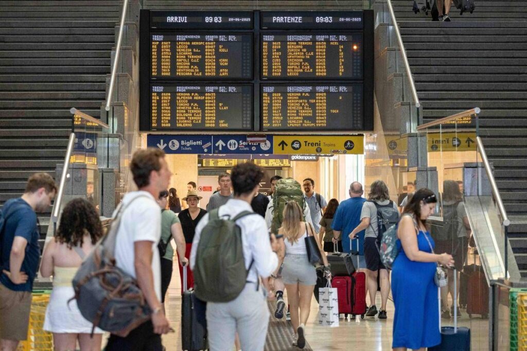 Sciopero treni 11 giugno, ultime ore decisive: incontro al Mit per evitare il blocco