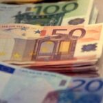 Senzatetto trova 4mila euro in una valigetta e… li distribuisce ai passanti