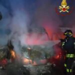 Sette furgoni di una ditta di consegne in fiamme a Fiumicino, indagini polizia
