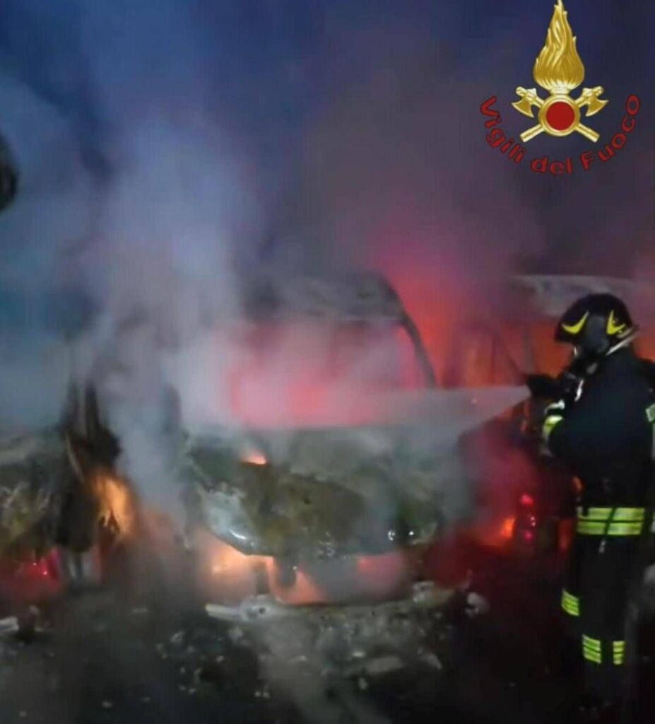 Sette furgoni di una ditta di consegne in fiamme a Fiumicino, indagini polizia