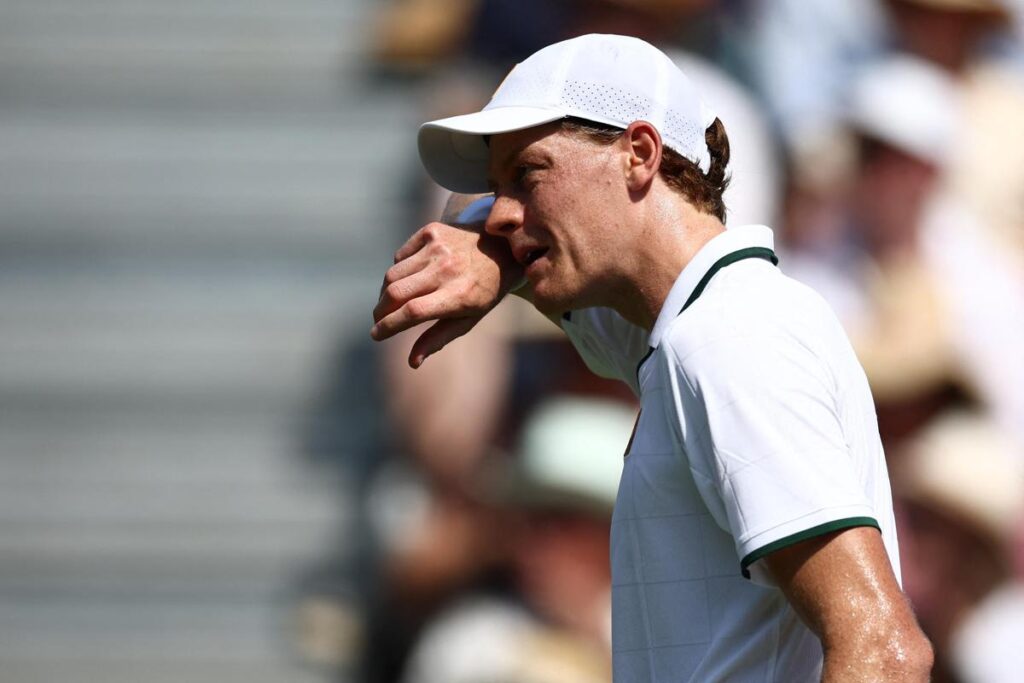 Sinner, ghiaccio sulla testa e gilet refrigerante: allarme caldo a Wimbledon