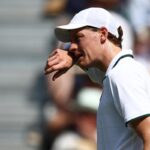 Sinner perde un set a Wimbledon e ‘preoccupa’: “Che gli succede?”