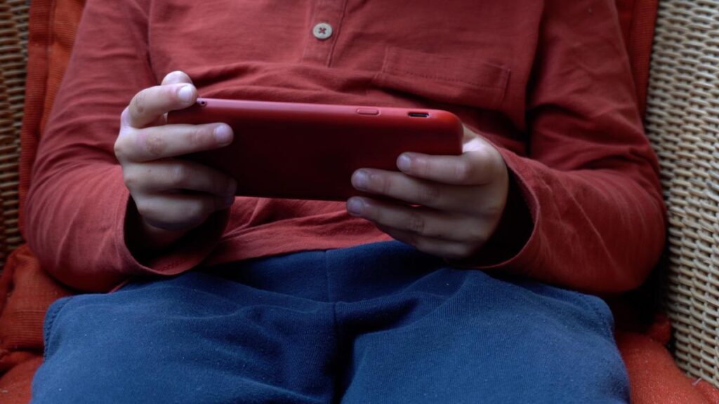 Social media, rischio uso eccessivo in estate per bambini: le raccomandazioni ai genitori