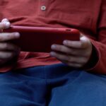 Social media, rischio uso eccessivo in estate per bambini: le raccomandazioni ai genitori