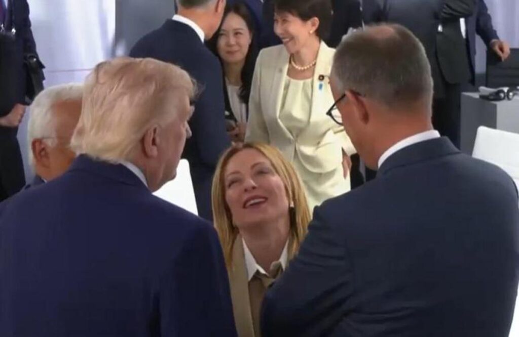 Trump-Meloni, siparietto distensivo al G7: “Io abbandonato”, “Noi sempre amici”
