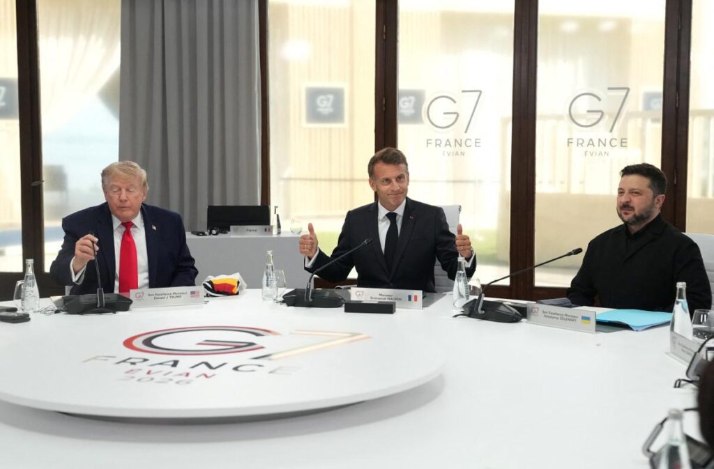 Ucraina, al G7 trilaterale Trump-Zelensky-Macron. Il tycoon: “Russia deve trattare”