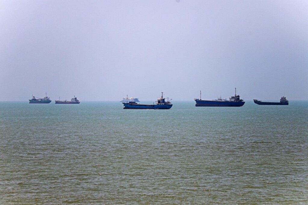 Usa-Iran, resta nodo Hormuz. Trump: “Nessun pedaggio durante e dopo cessate il fuoco”. Oggi colloqui in Svizzera