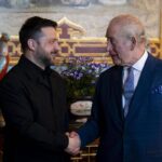 Zelensky vuole invitare re Carlo in Ucraina: “Lo amiamo molto”