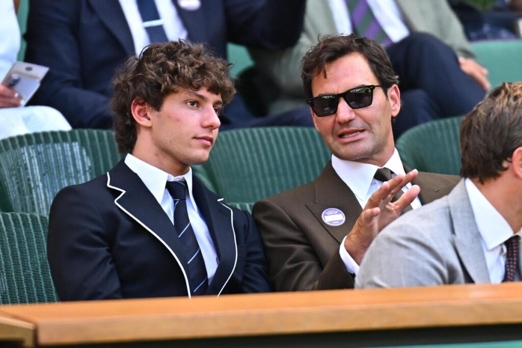 Antonelli-Federer, quante risate a Wimbledon: Roger consiglia una ‘lezione’ con Sinner