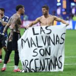 Argentina-Inghilterra, Lo Celso e Otamendi con striscione per Malvinas: rischio squalifica